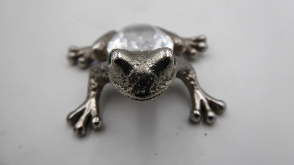 Petite grenouille en argent poinçonnée sertie d'une pierre translucide à facettes