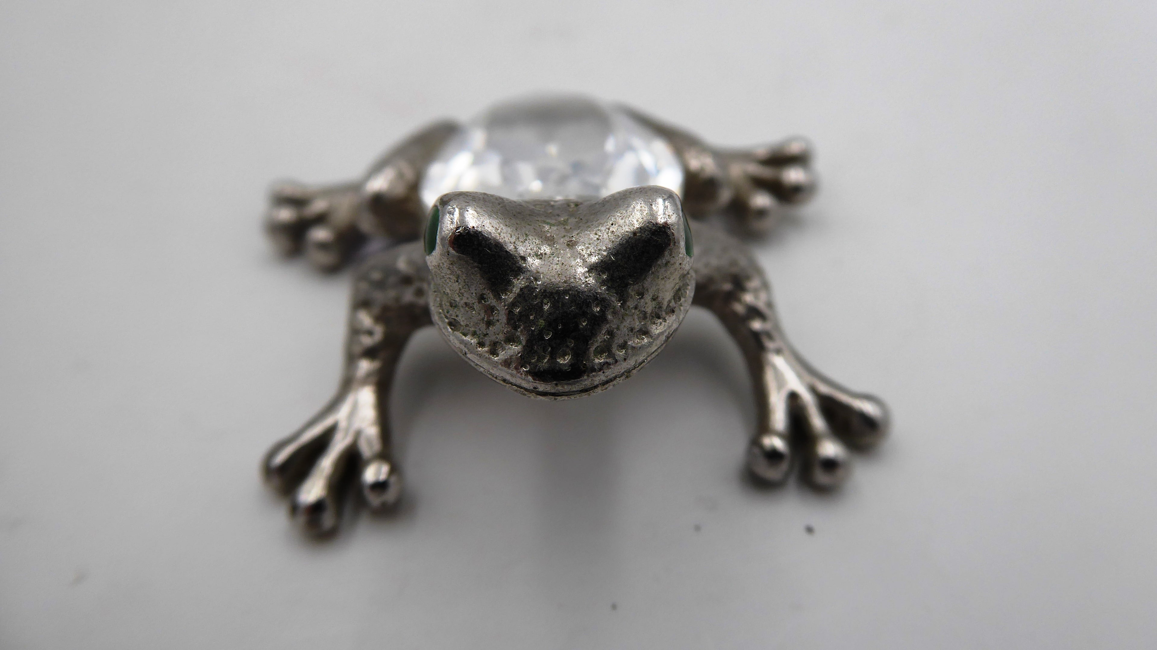 Petite grenouille en argent poinçonnée sertie d'une pierre translucide à facettes