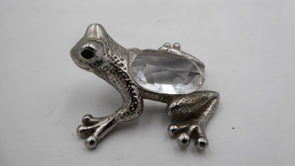 Petite grenouille en argent poinçonnée sertie d'une pierre translucide à facettes