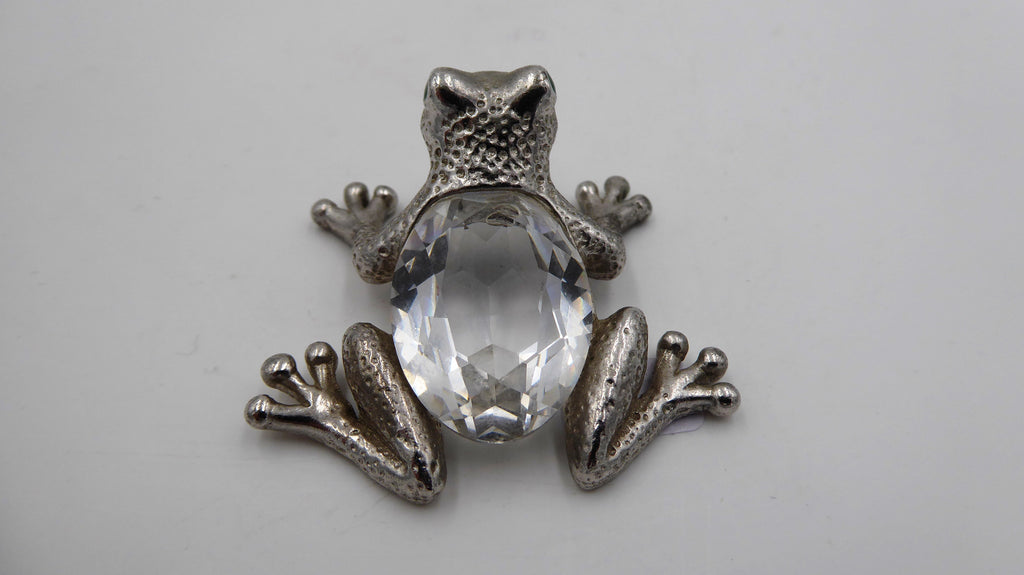 Petite grenouille en argent poinçonnée sertie d'une pierre translucide à facettes