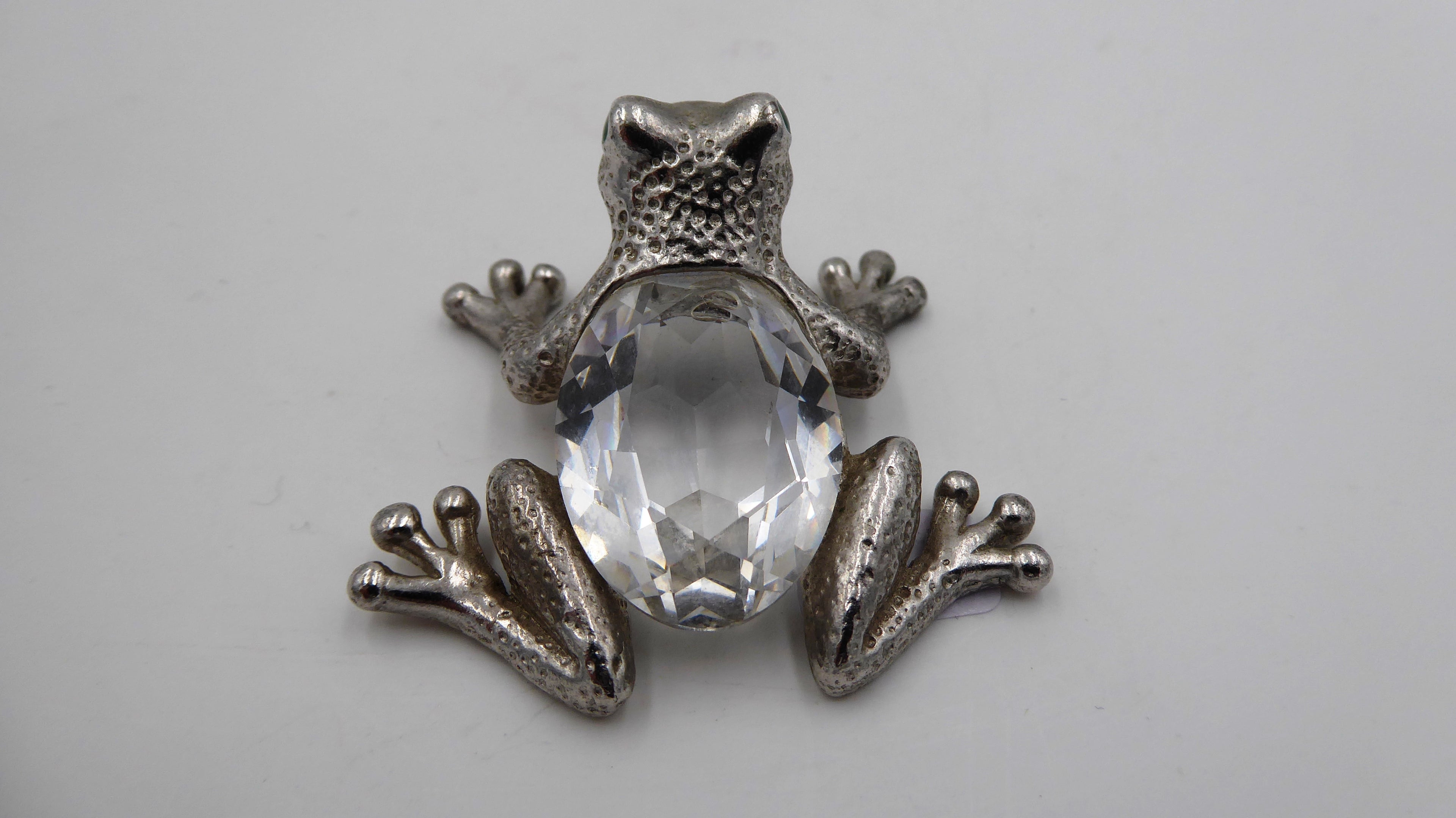 Petite grenouille en argent poinçonnée sertie d'une pierre translucide à facettes