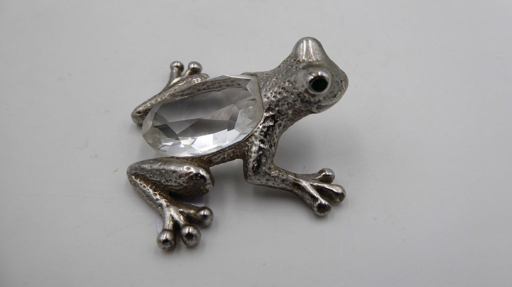 Petite grenouille en argent poinçonnée sertie d'une pierre translucide à facettes