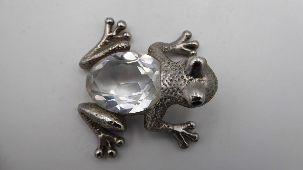 Petite grenouille en argent poinçonnée sertie d'une pierre translucide à facettes