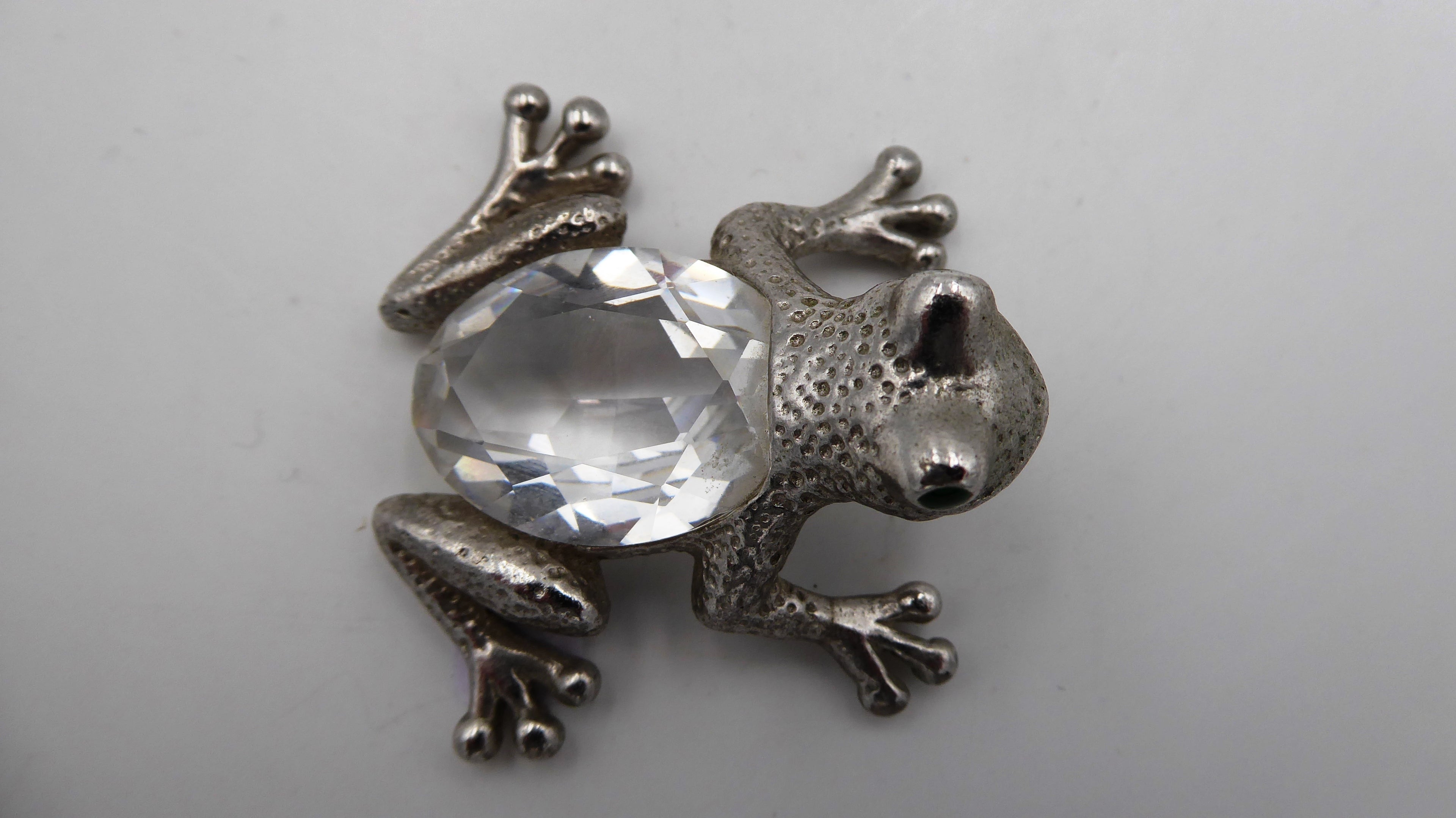 Petite grenouille en argent poinçonnée sertie d'une pierre translucide à facettes