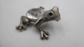 Petite grenouille en argent poinçonnée sertie d'une pierre translucide à facettes