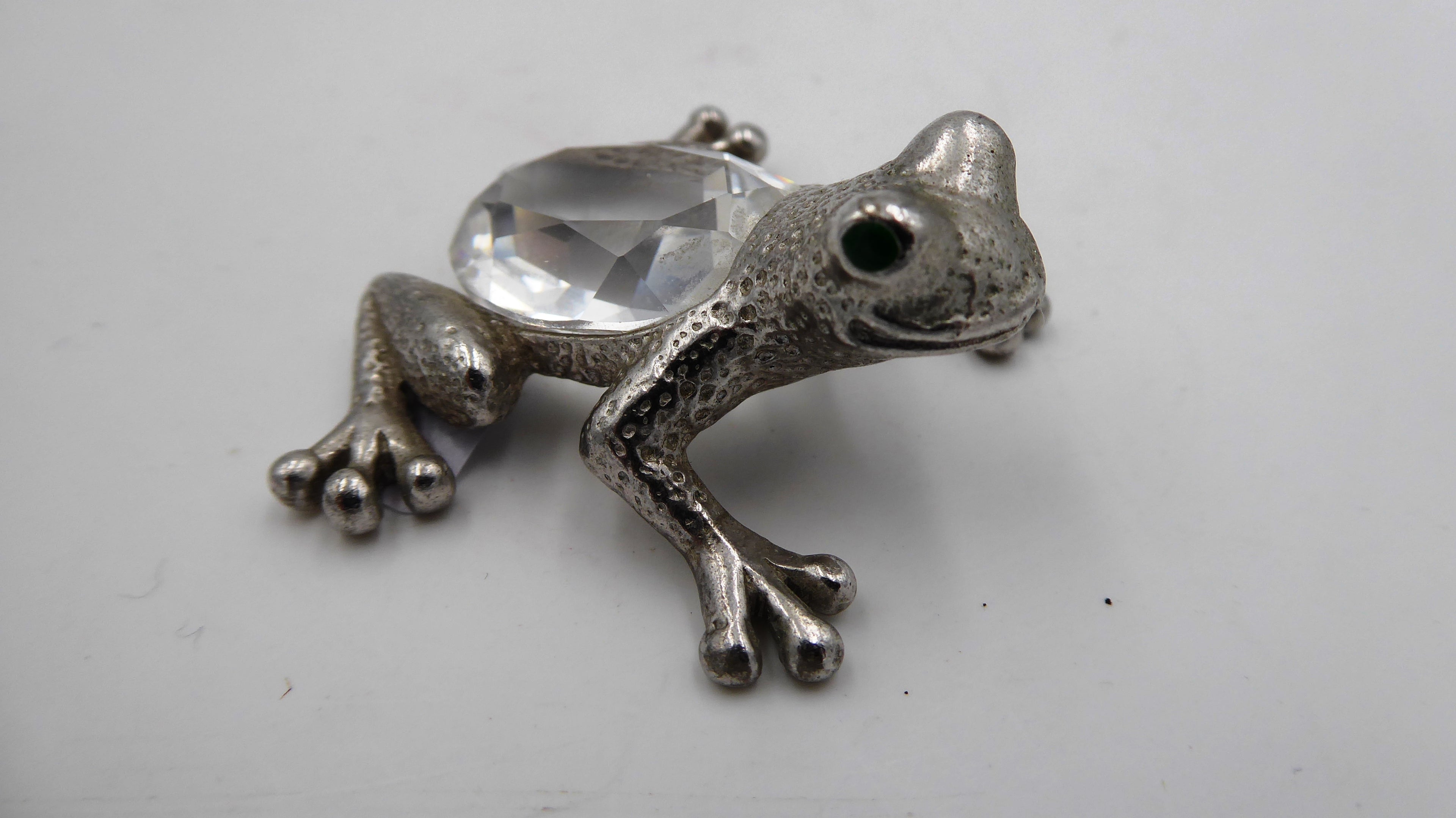 Petite grenouille en argent poinçonnée sertie d'une pierre translucide à facettes