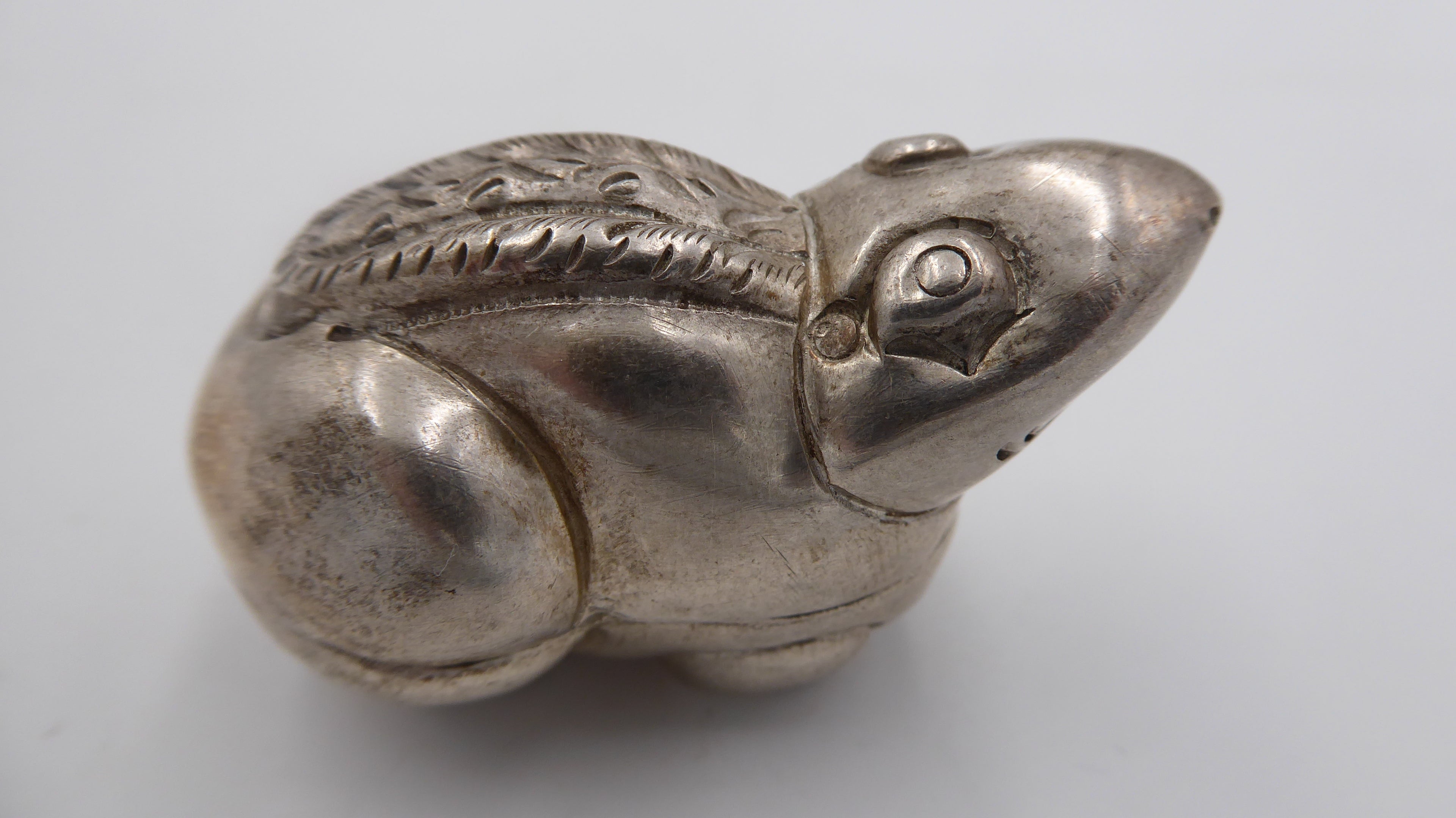 Petite grenouille en métal argenté