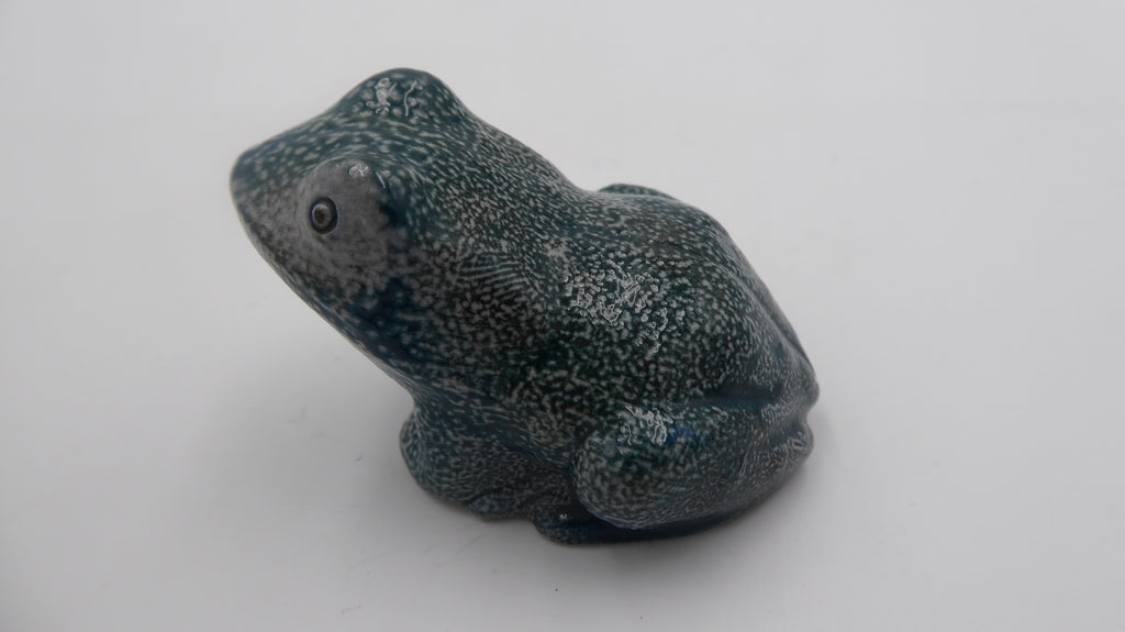 Petite grenouille estampillée coloris vert moucheté