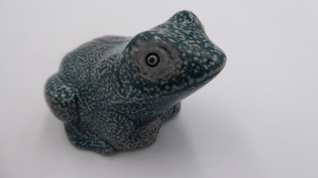 Petite grenouille estampillée coloris vert moucheté
