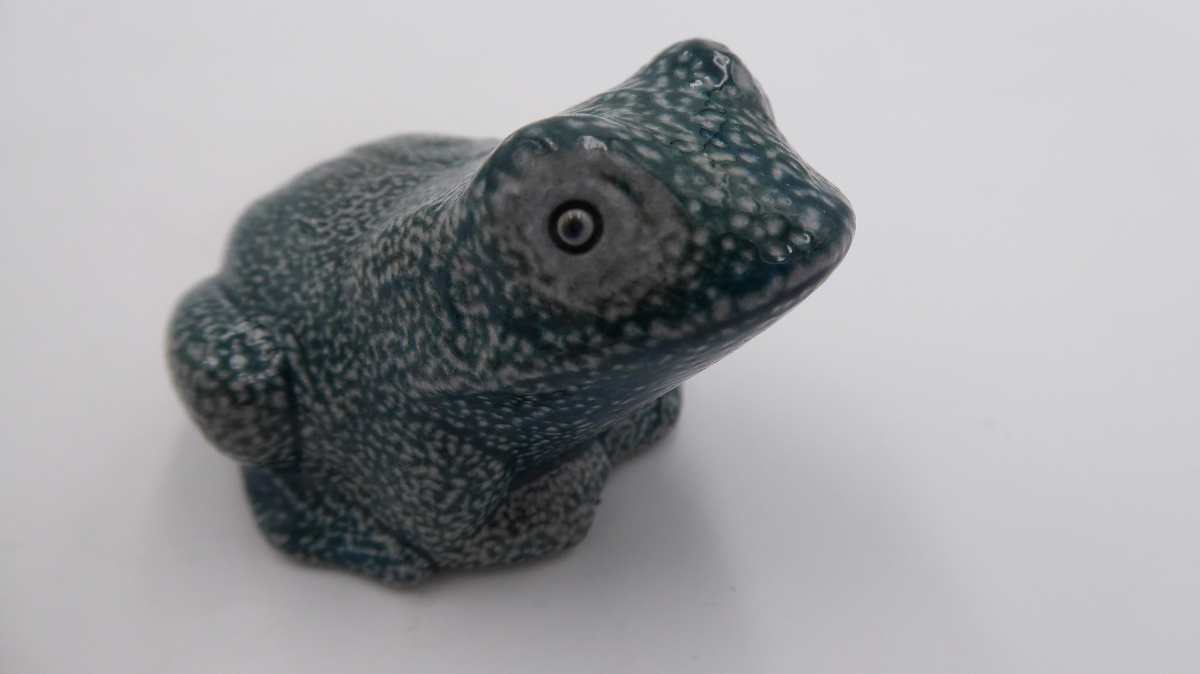 Petite grenouille estampillée coloris vert moucheté