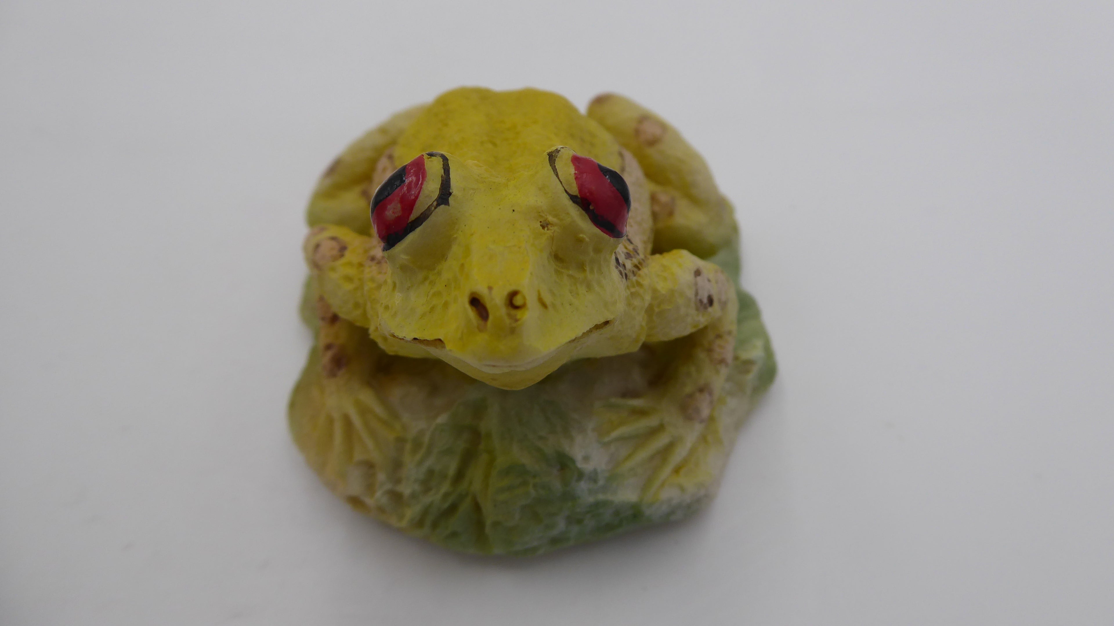 Sympathique petite grenouille en composite bien décorée