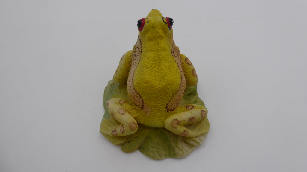 Sympathique petite grenouille en composite bien décorée