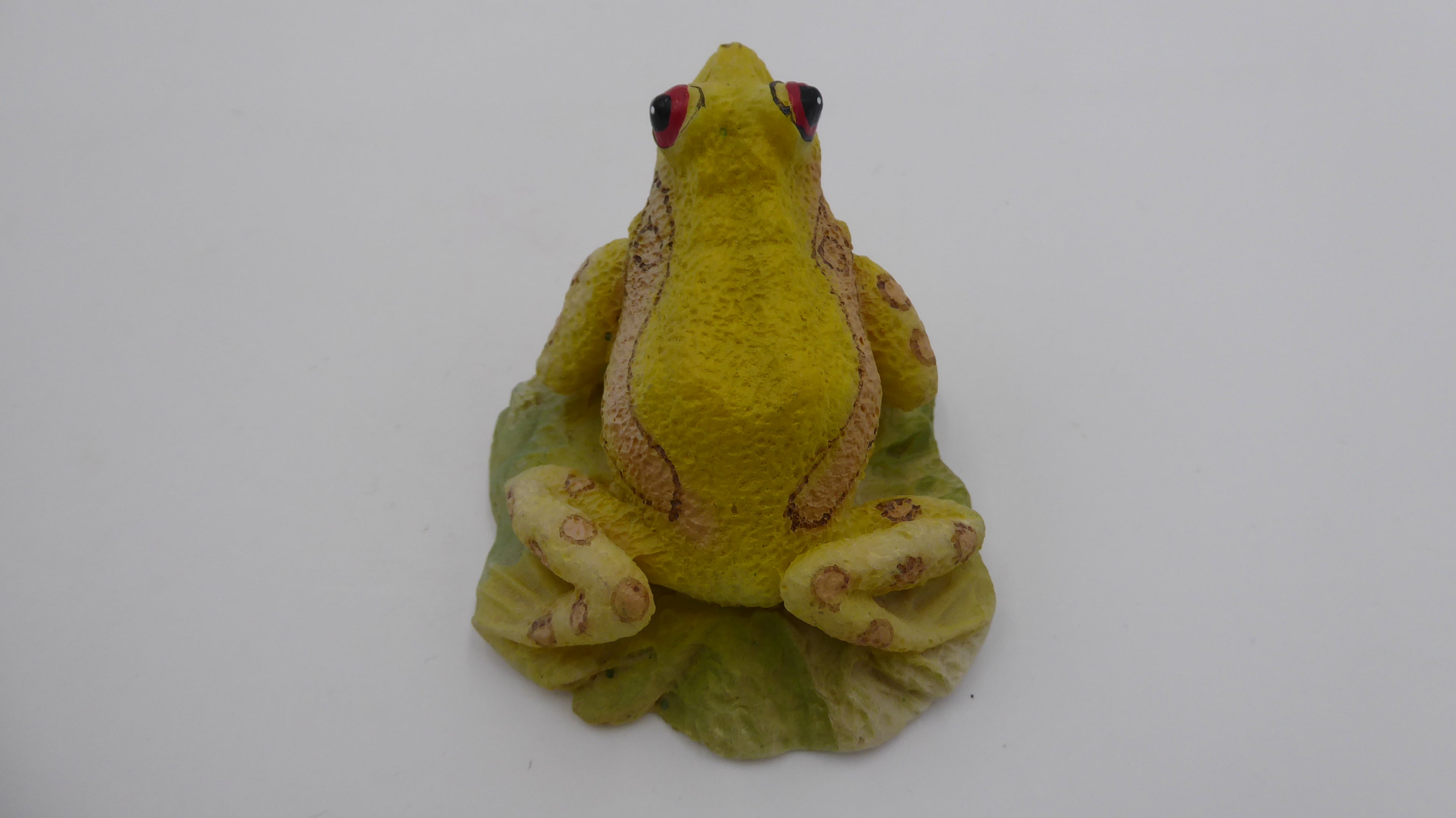 Sympathique petite grenouille en composite bien décorée