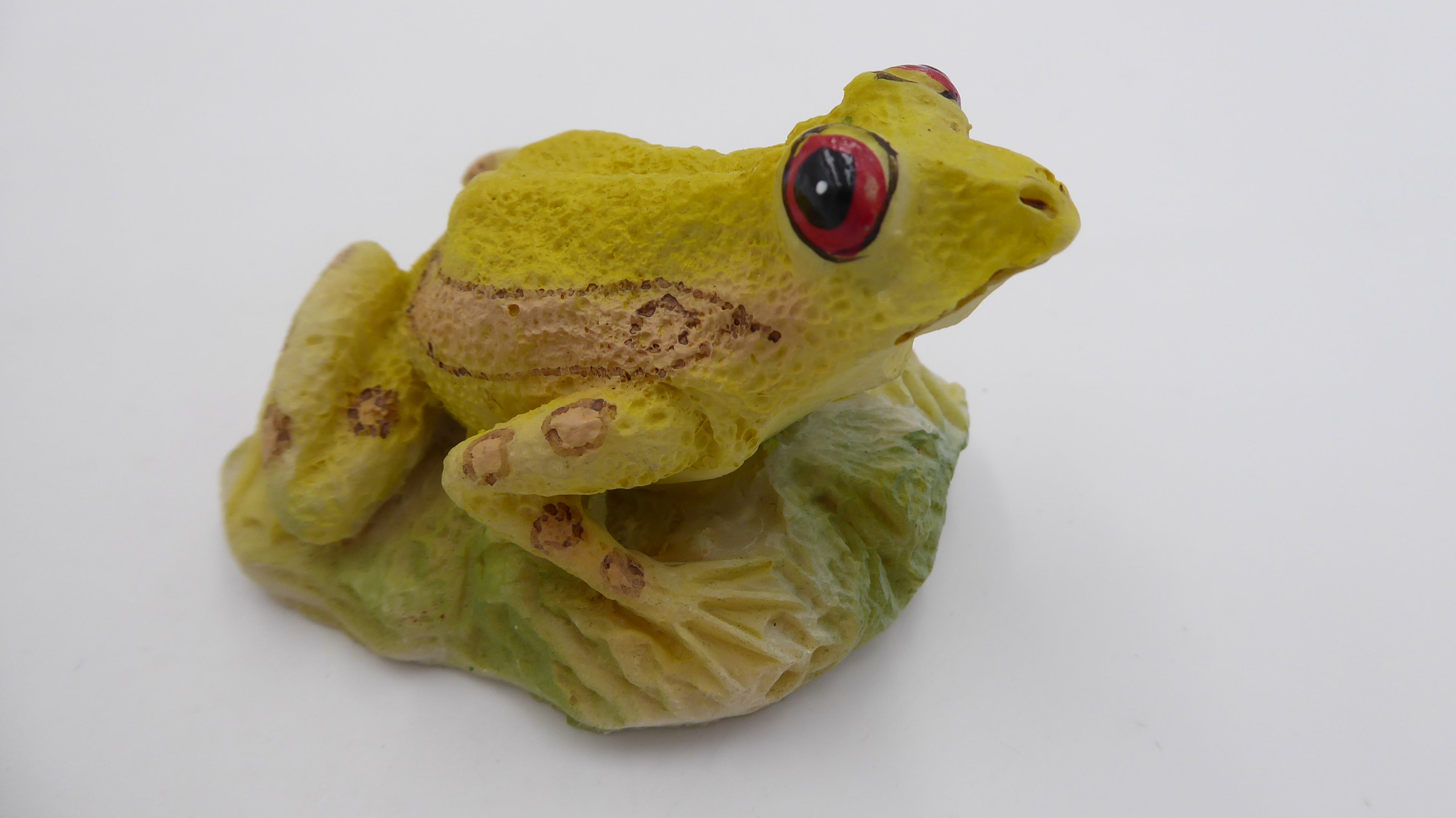 Sympathique petite grenouille en composite bien décorée