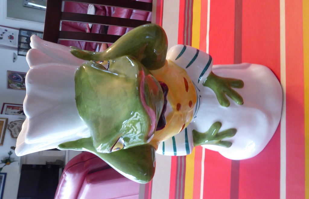 Beau vase en céramique blanche Grenouille au gilet jaune signé LA CHAISE LONGUE