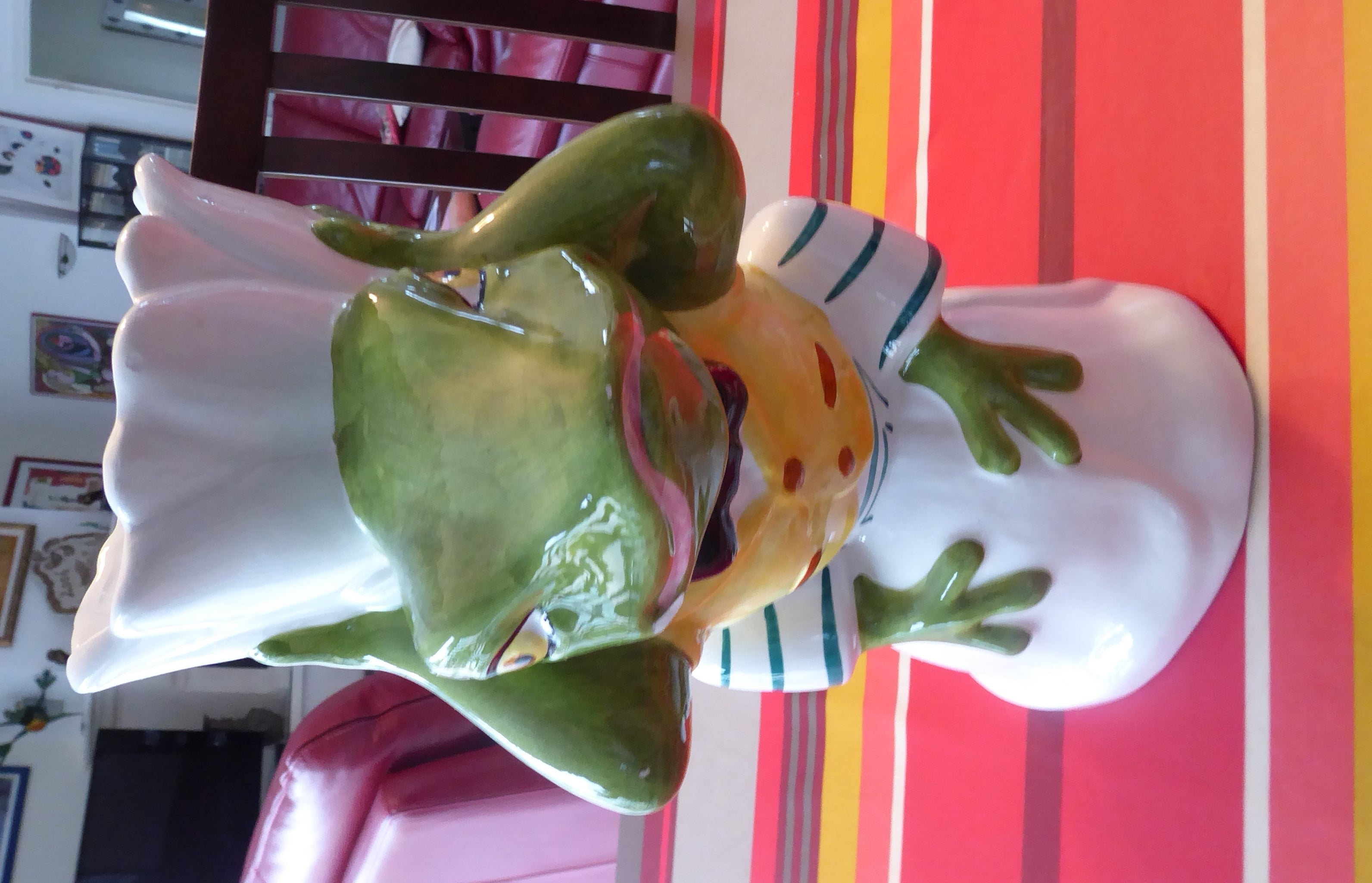 Beau vase en céramique blanche Grenouille au gilet jaune signé LA CHAISE LONGUE