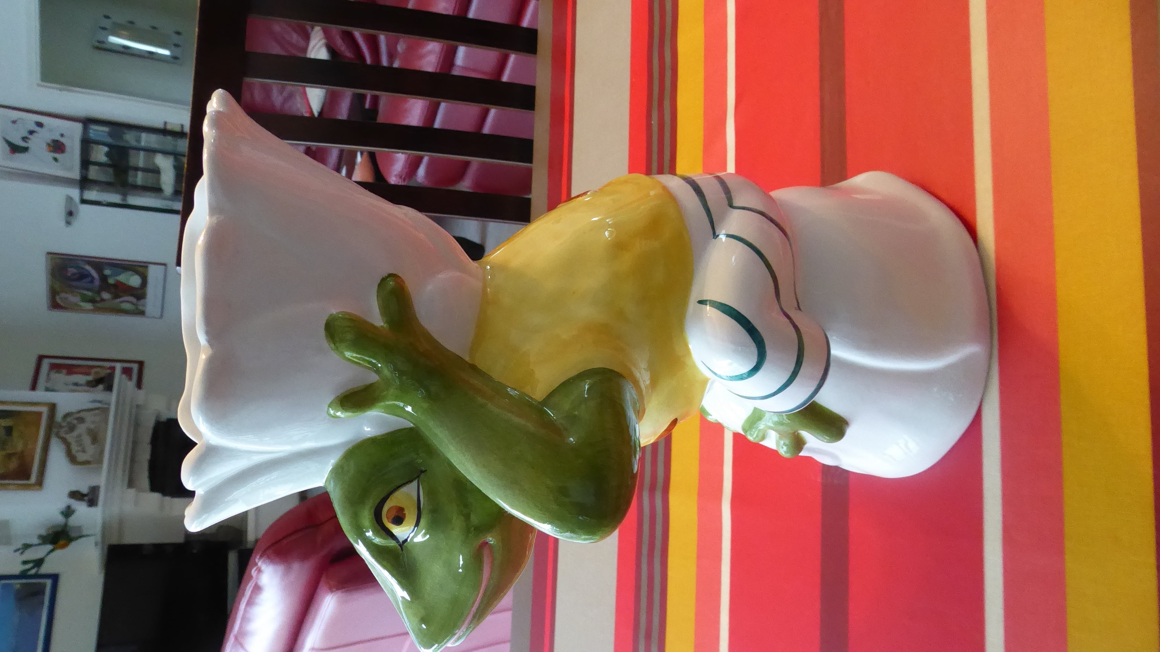 Beau vase en céramique blanche Grenouille au gilet jaune signé LA CHAISE LONGUE