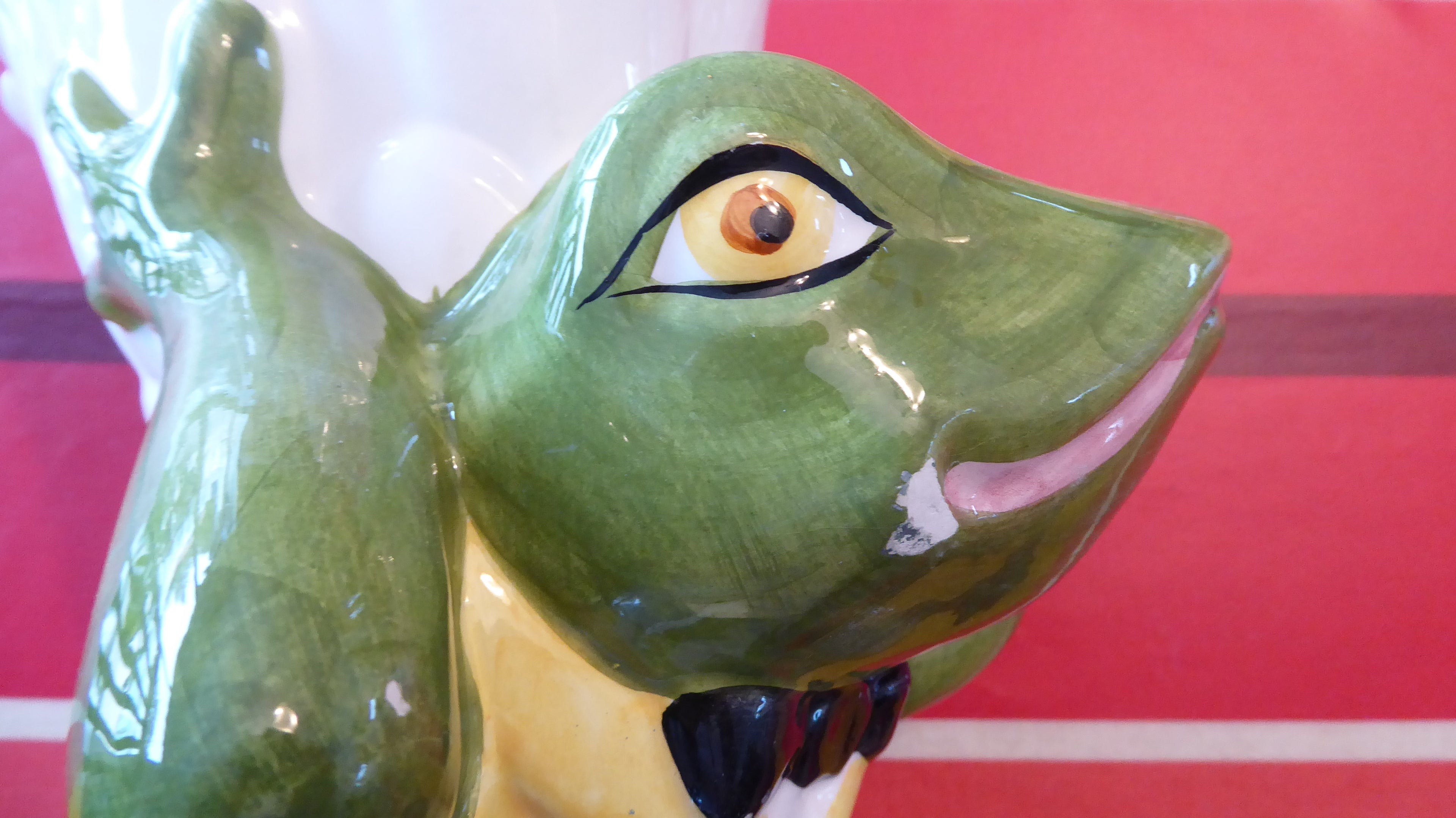Beau vase en céramique blanche Grenouille au gilet jaune signé LA CHAISE LONGUE