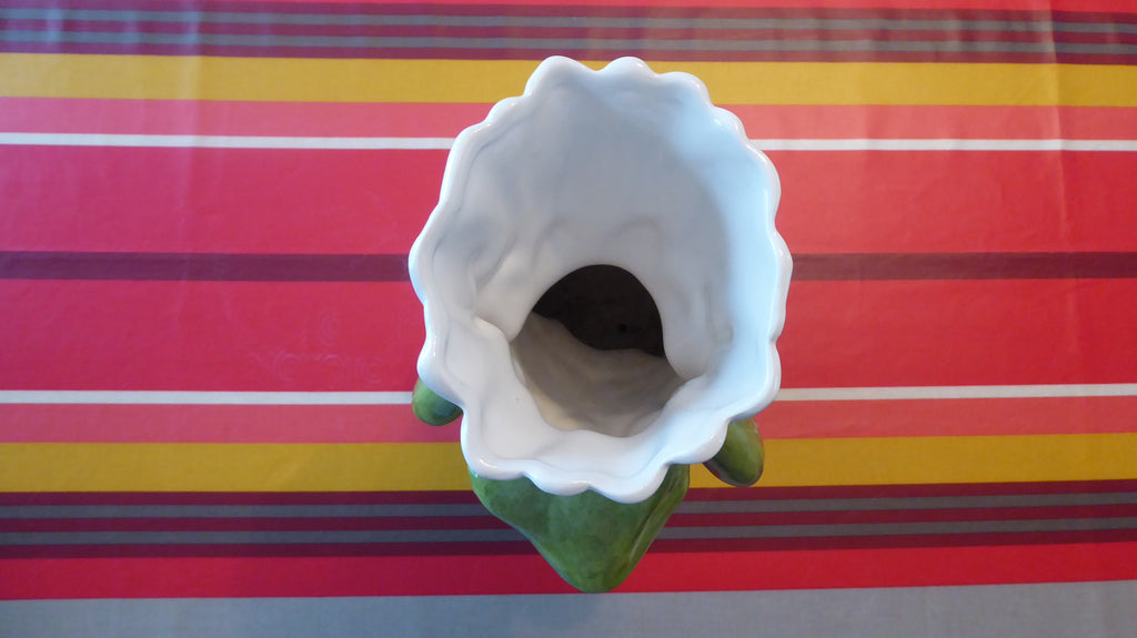 Beau vase en céramique blanche Grenouille au gilet jaune signé LA CHAISE LONGUE