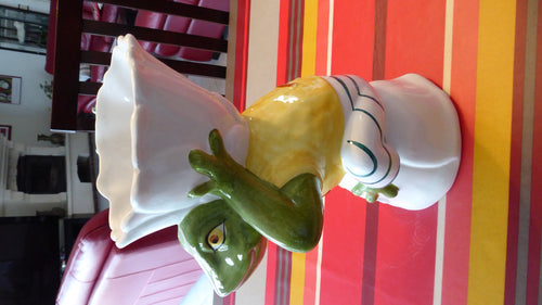 Beau vase en céramique blanche Grenouille au gilet jaune signé LA CHAISE LONGUE