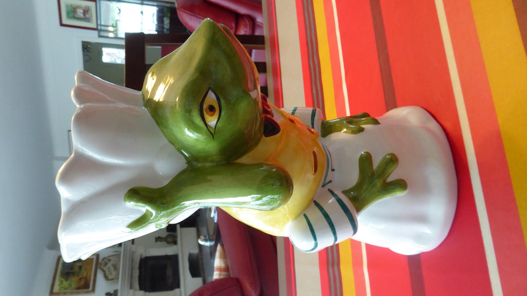 Beau vase en céramique blanche Grenouille au gilet jaune signé LA CHAISE LONGUE