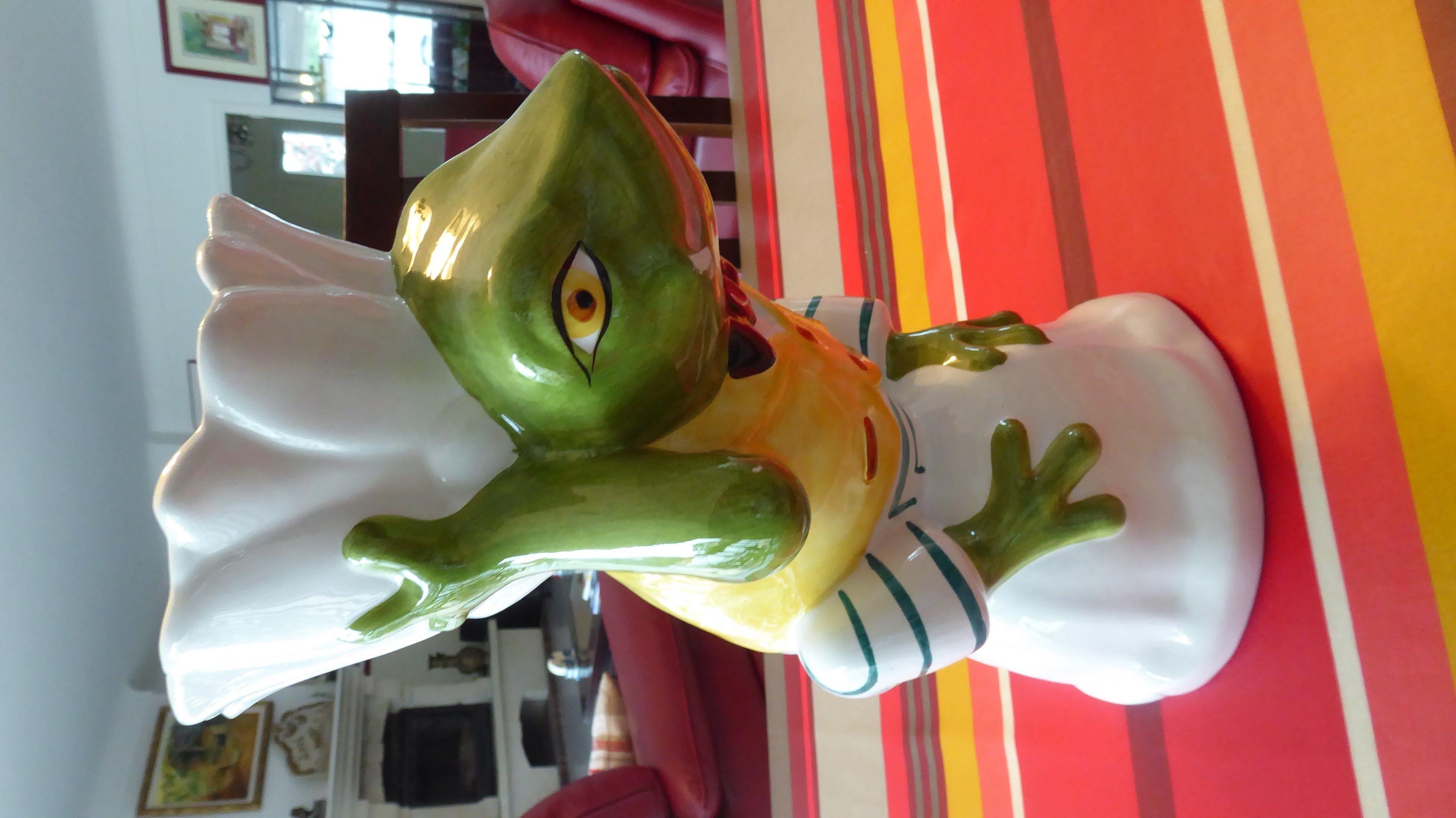 Beau vase en céramique blanche Grenouille au gilet jaune signé LA CHAISE LONGUE