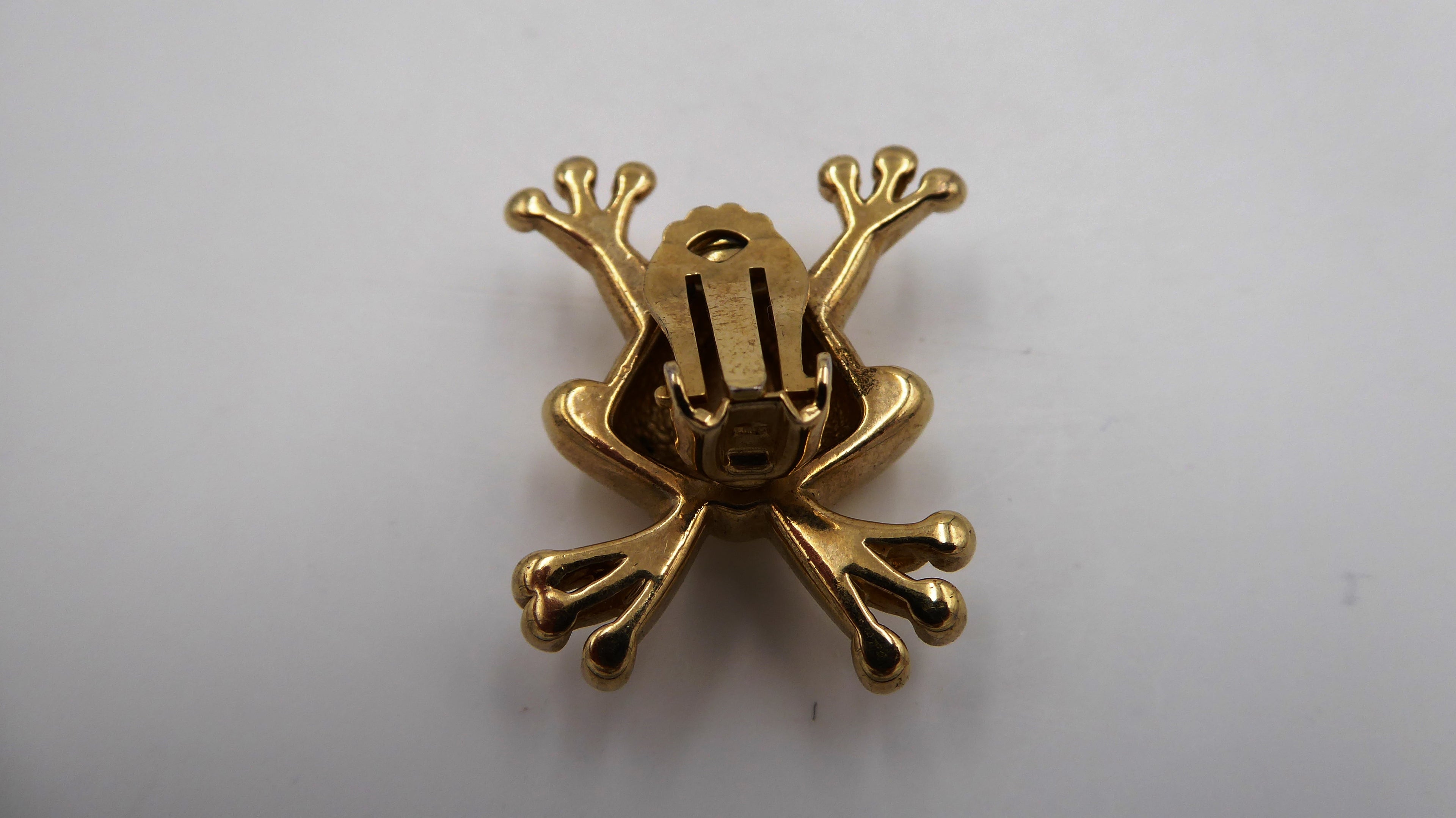 Petite broche en métal doré AGATHA