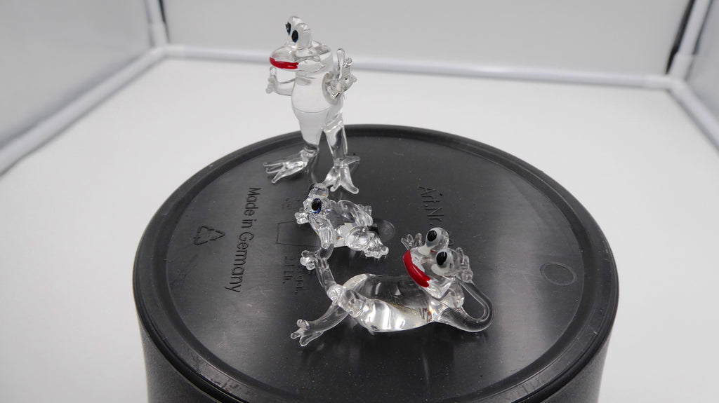 Ensemble de trois petites grenouilles en cristal