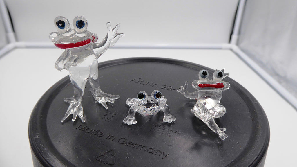 Ensemble de trois petites grenouilles en cristal