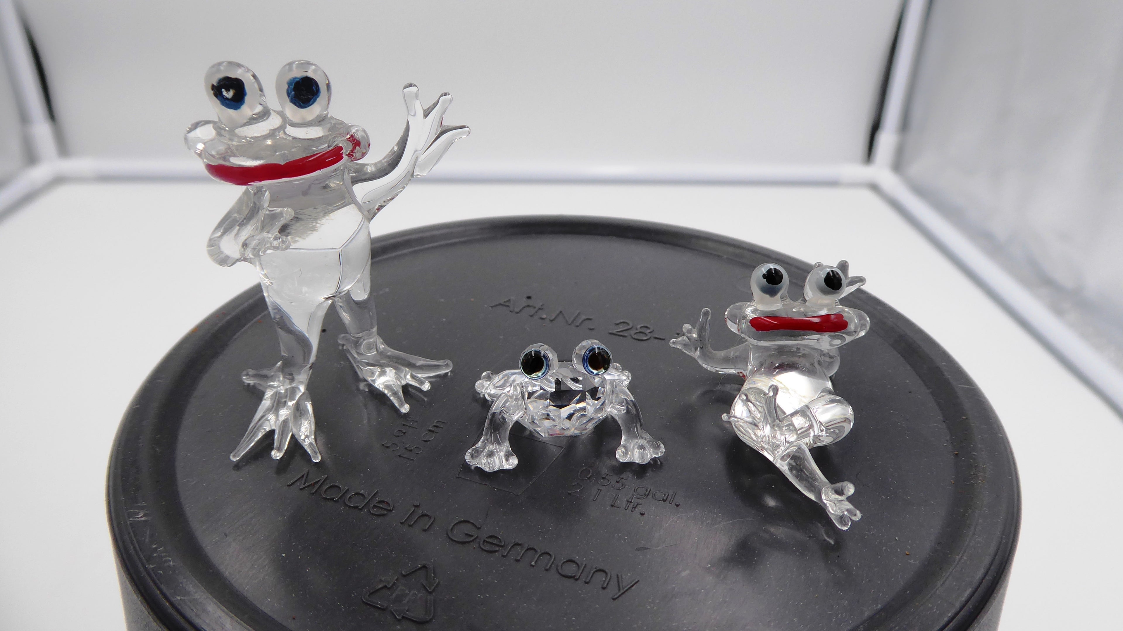 Ensemble de trois petites grenouilles en cristal