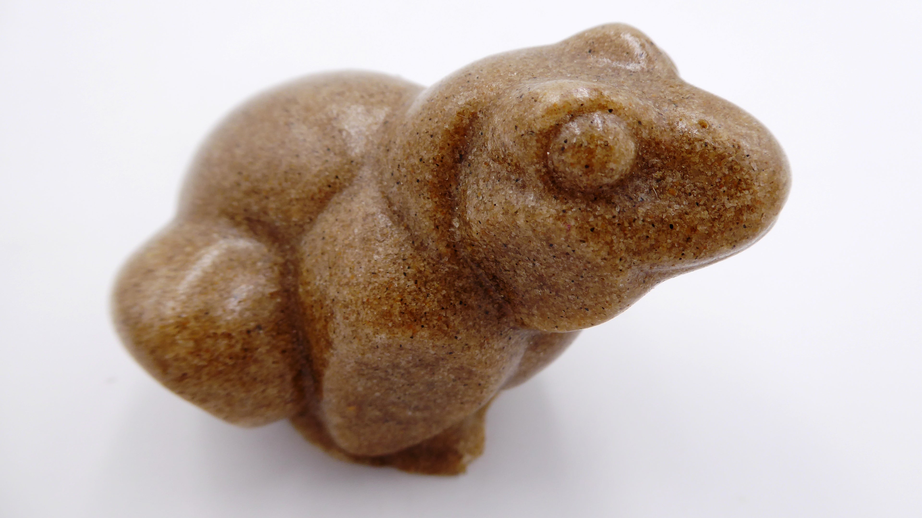 Grenouille en sable vernis