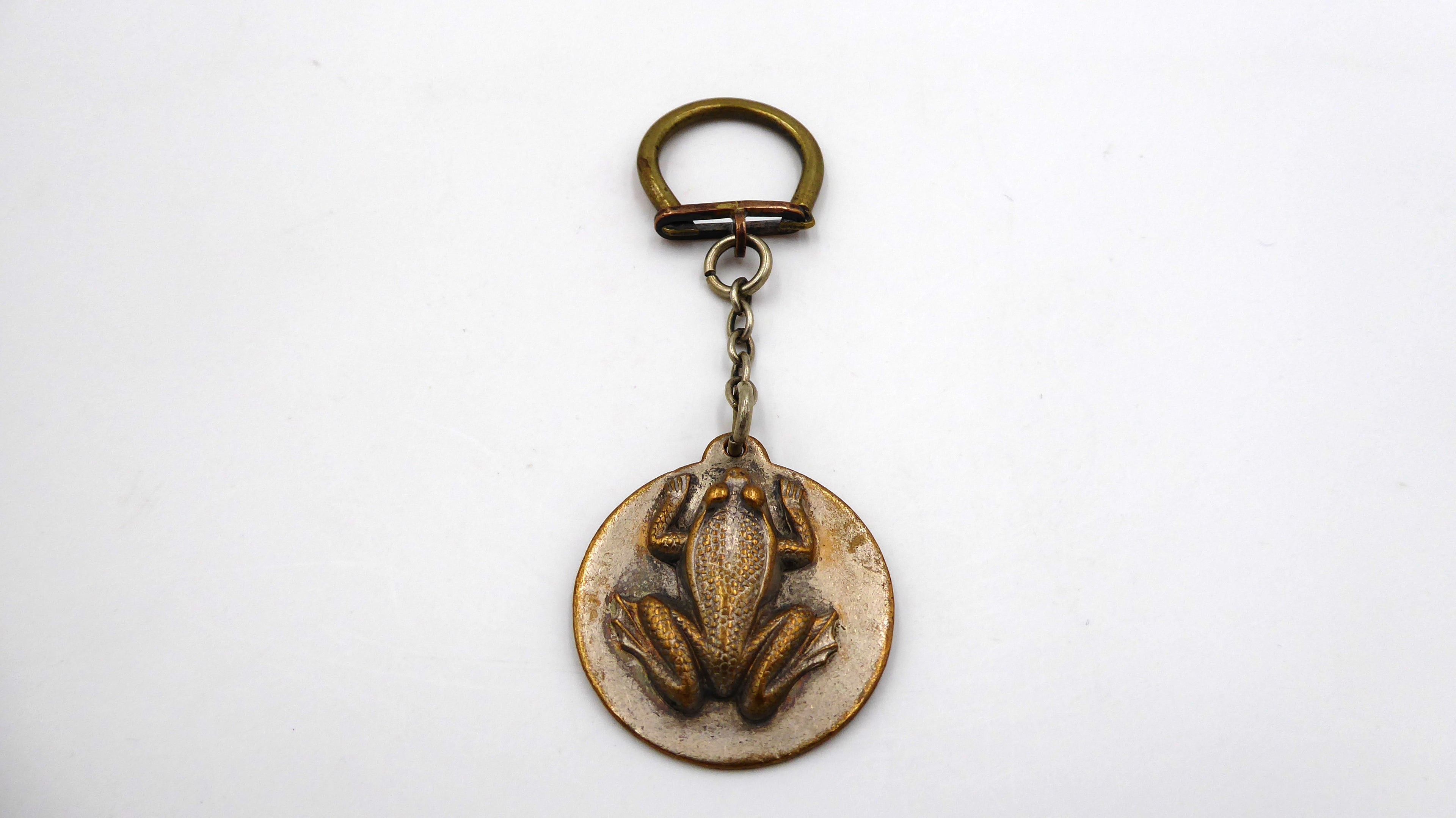 Vieux porte clé grenouille en métal doré