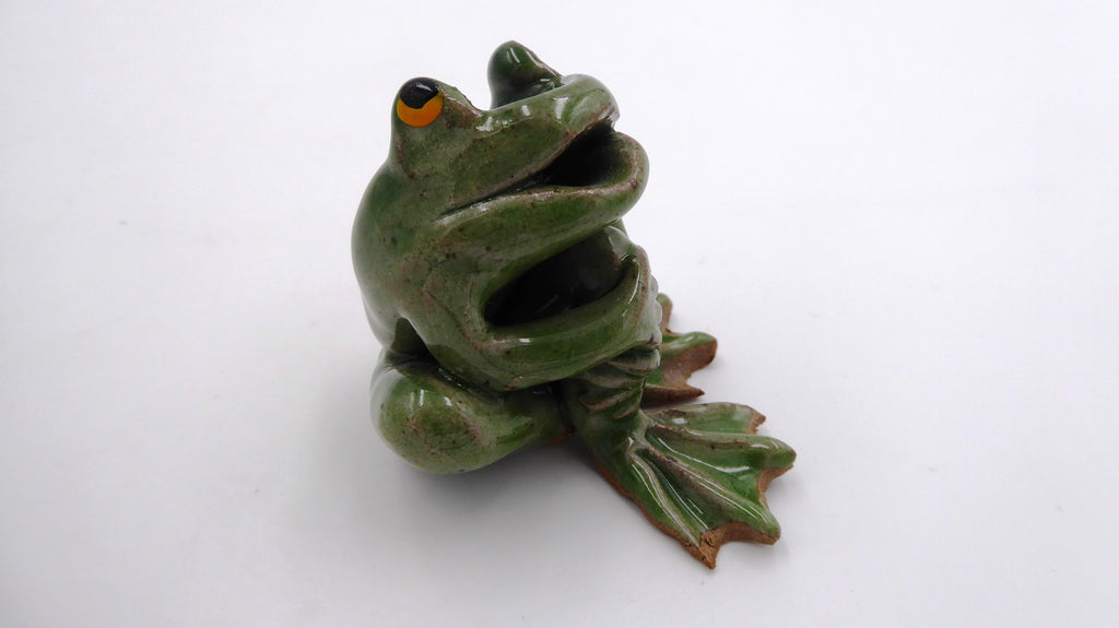Petite céramique assise en tailleur