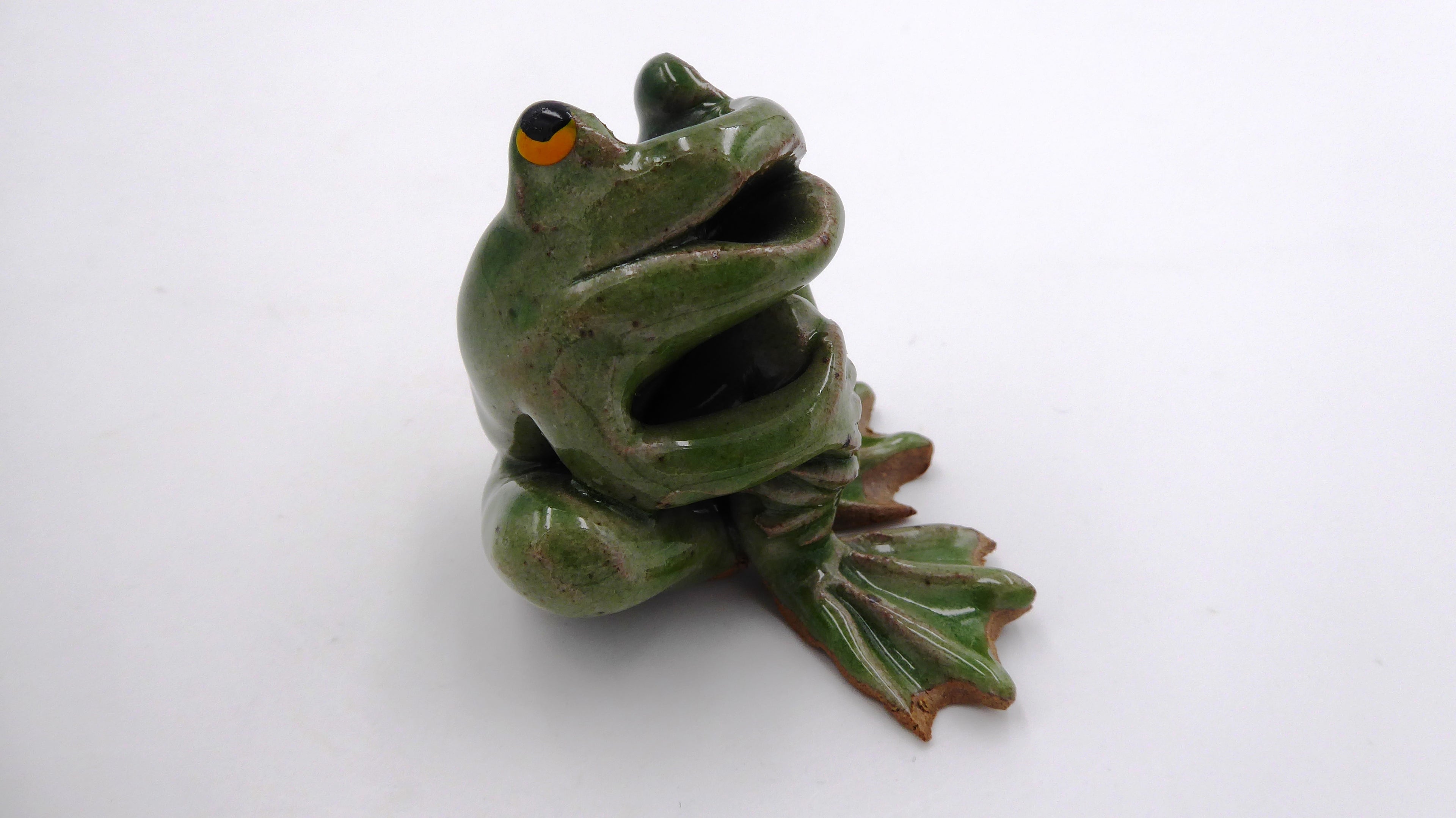 Petite céramique assise en tailleur