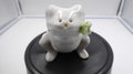 Salière céramique blanche Grenouille avec une fleur dans la bouche