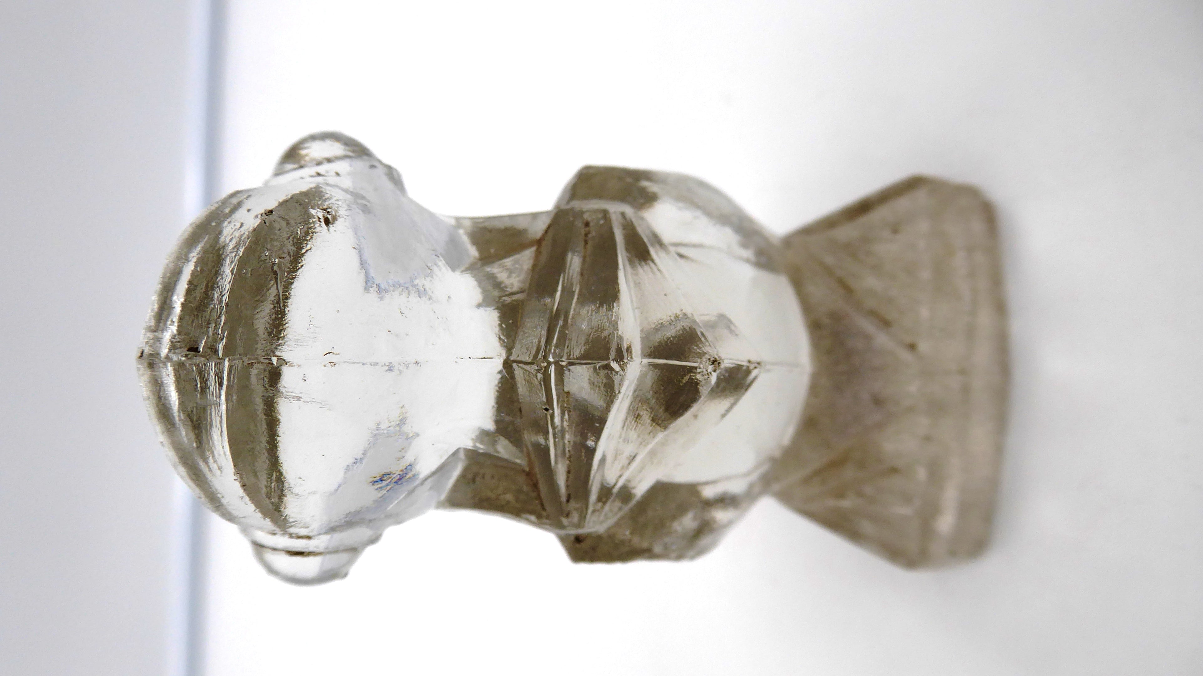 Vieille grenouille en verre