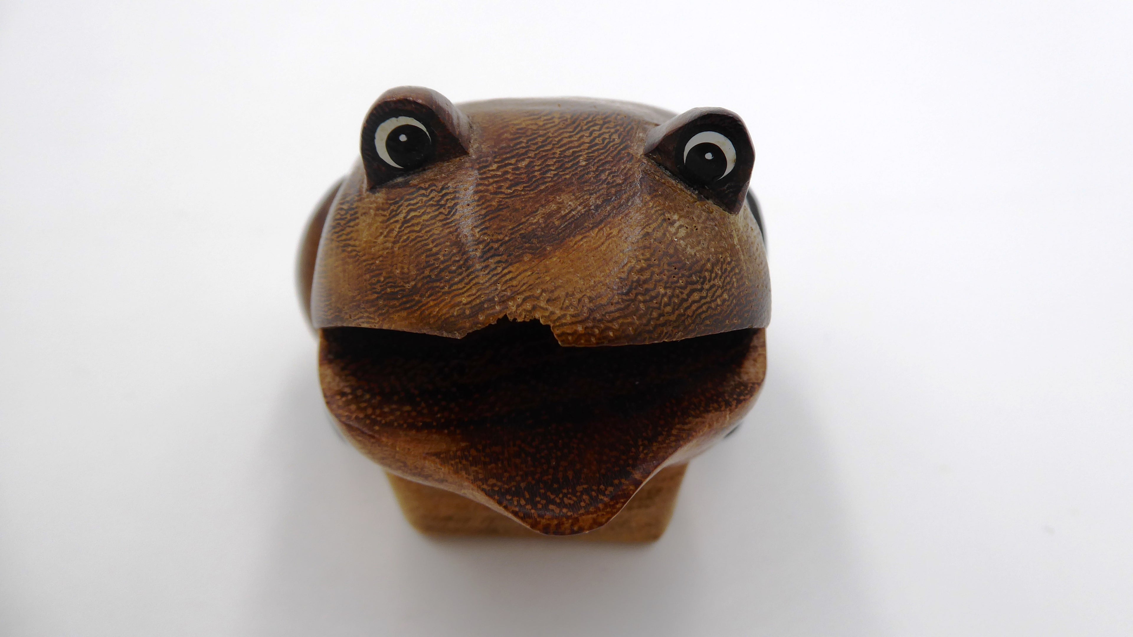 Grenouille en bois effet bois multicolores