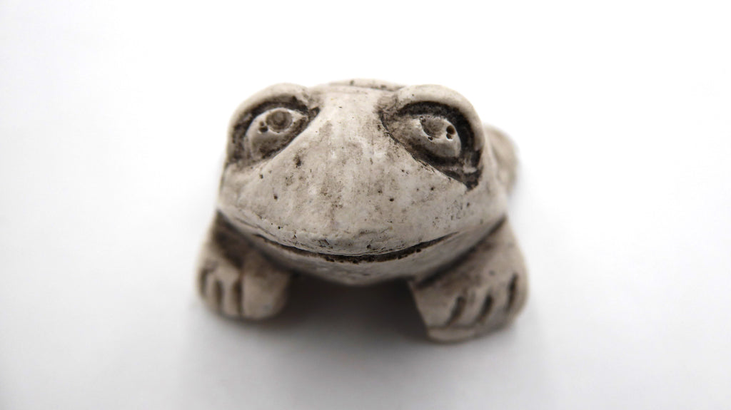 Petite grenouille en pierre blanche