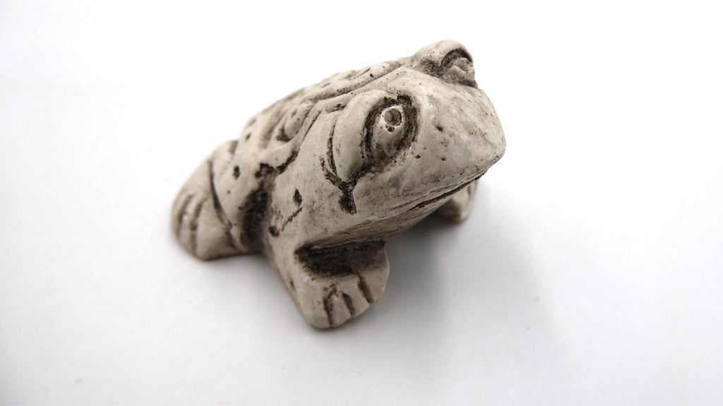 Petite grenouille en pierre blanche