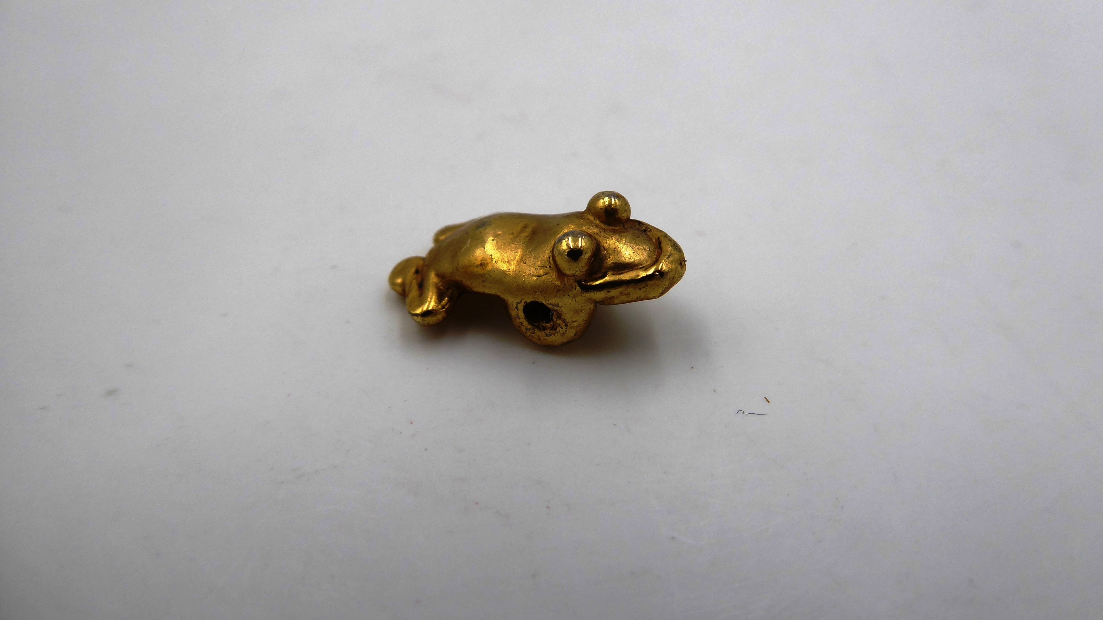 Paire de minuscule grenouilles en laiton