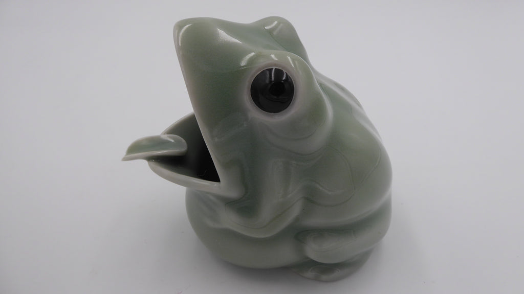 Grenouille en céramique tirant la langue