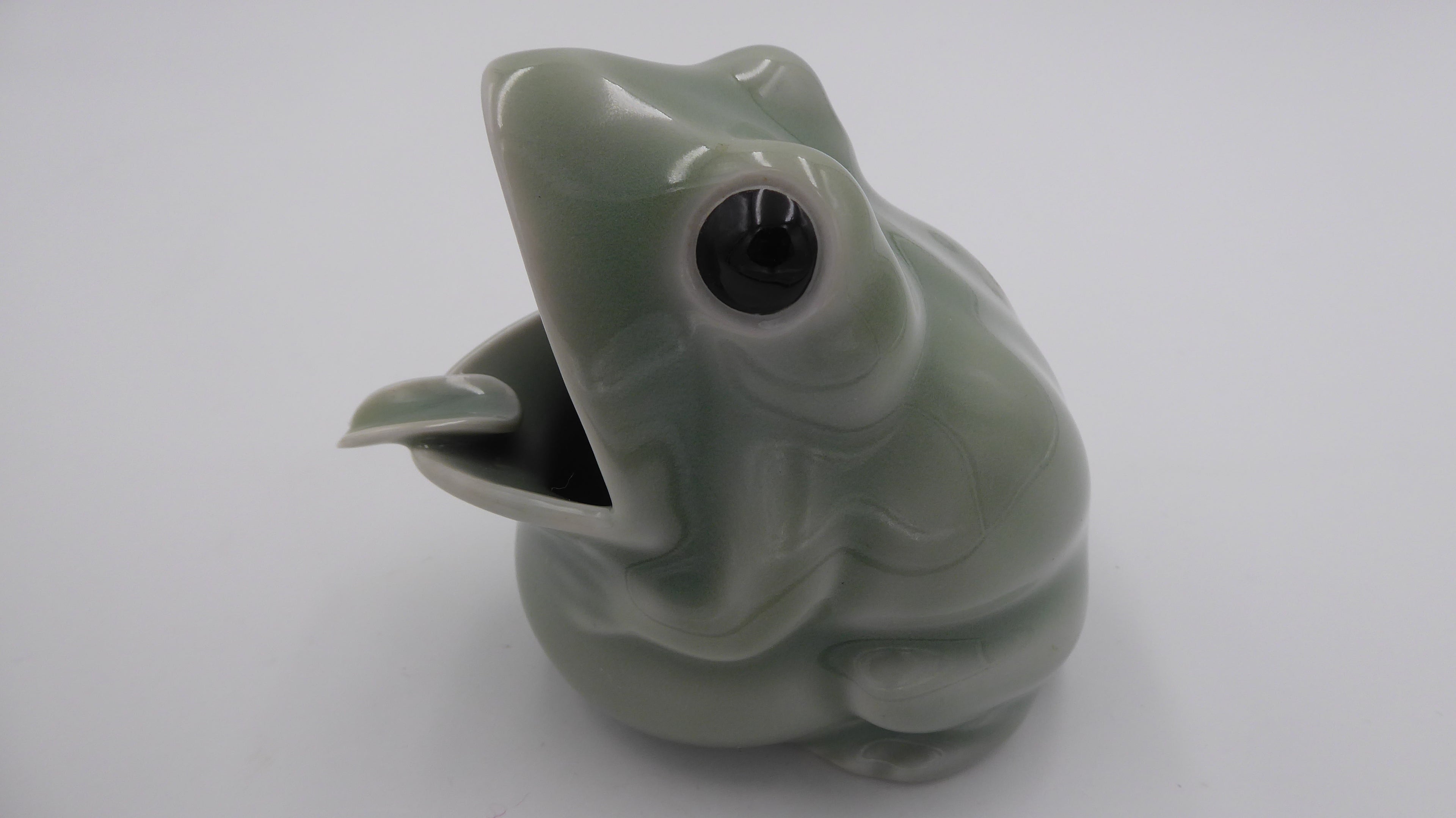 Grenouille en céramique tirant la langue