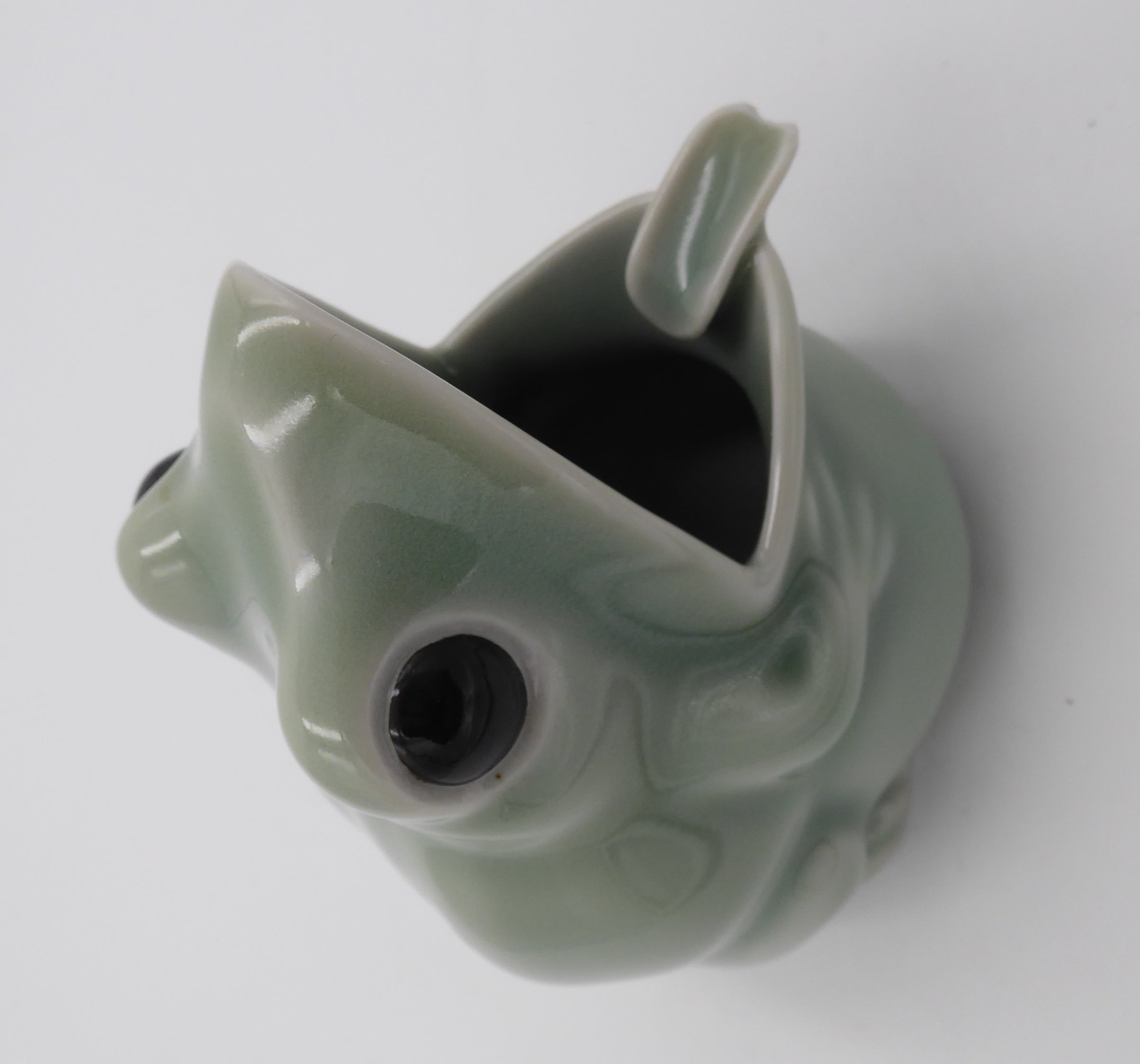 Grenouille en céramique tirant la langue