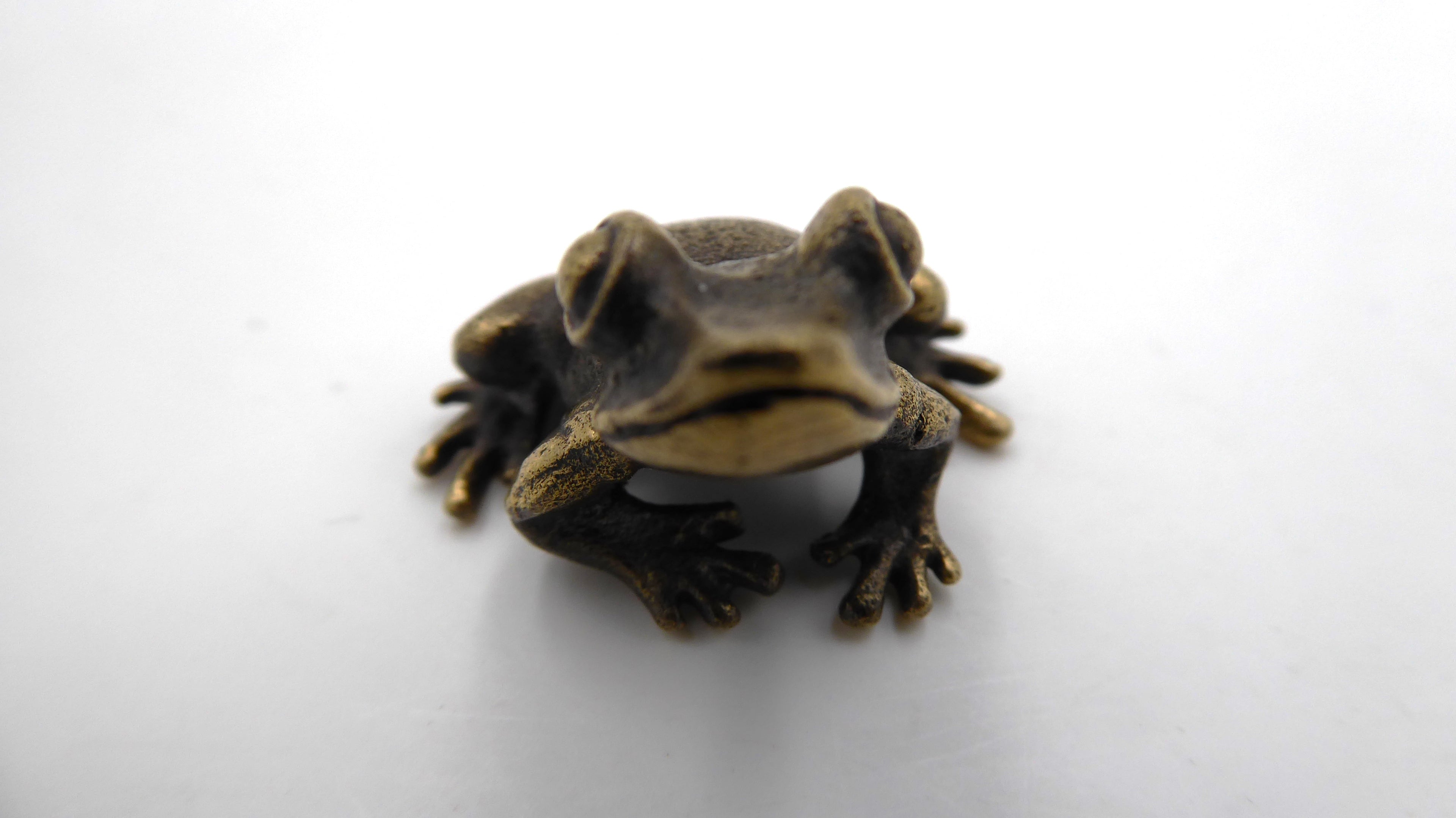 Ancienne petite grenouille en laiton massif oxidé