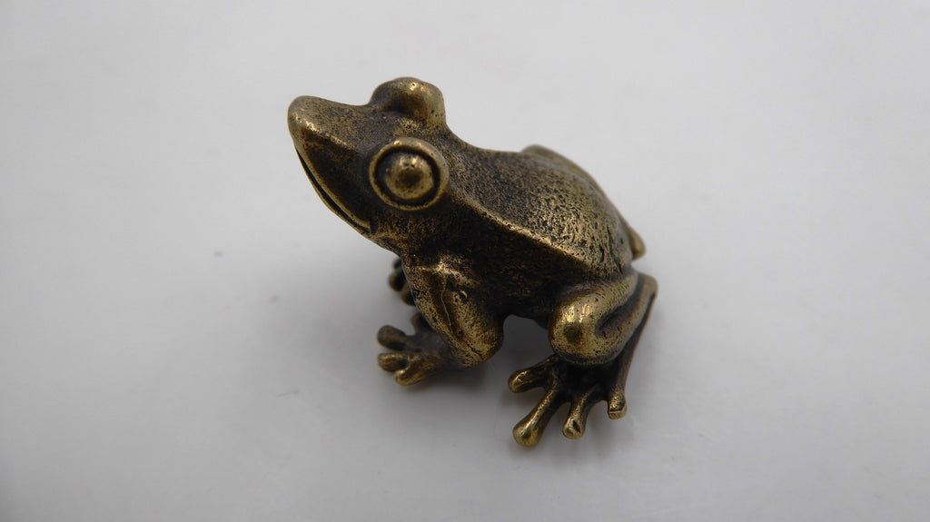Ancienne petite grenouille en laiton massif oxidé