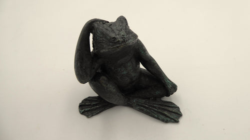 Beau et ancien petit bronze grenouille qui réfléchie