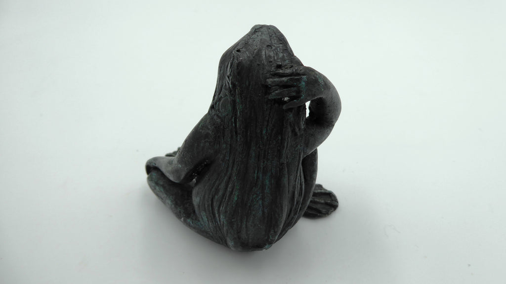 Beau et ancien petit bronze grenouille qui réfléchie