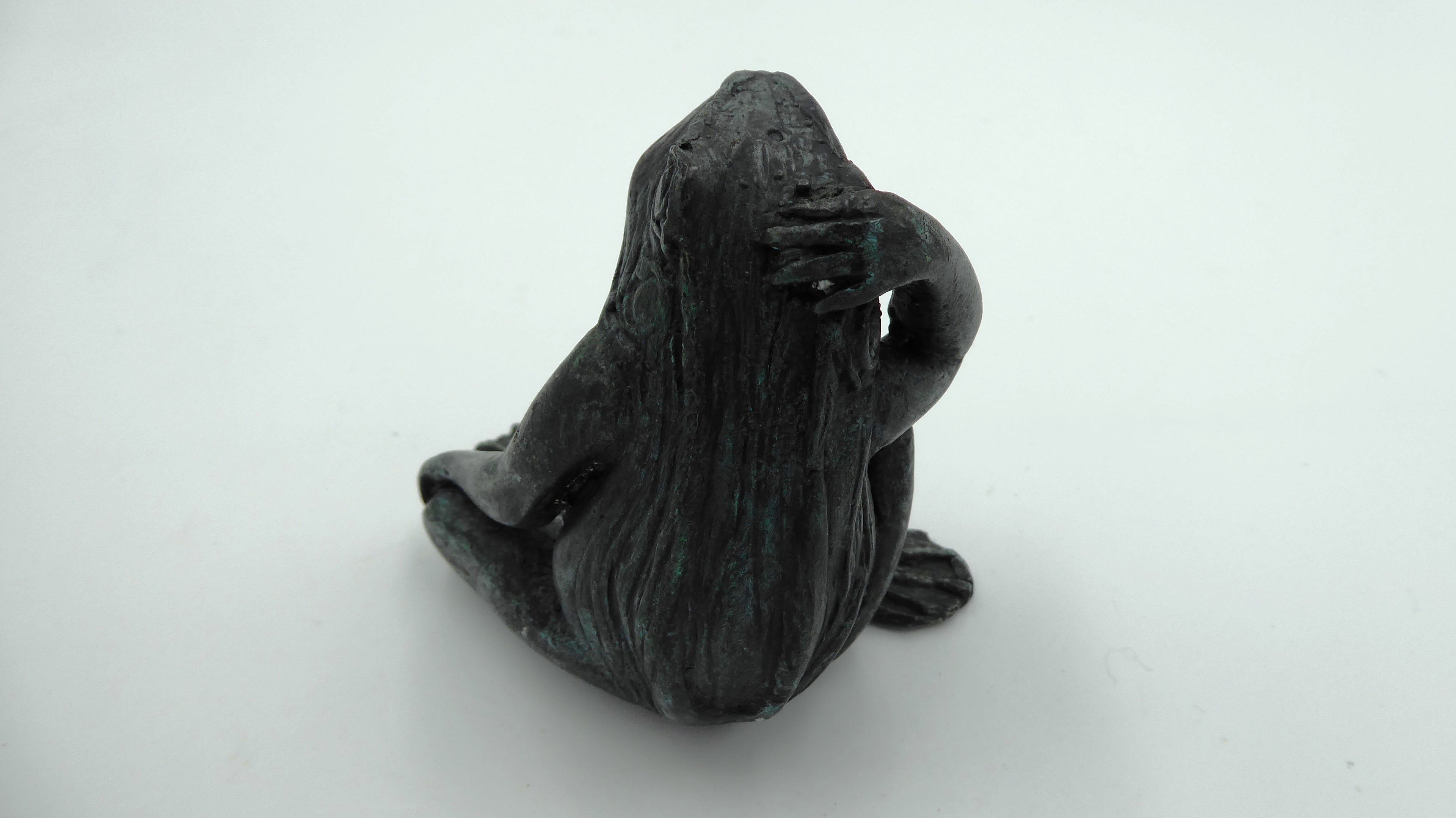 Beau et ancien petit bronze grenouille qui réfléchie