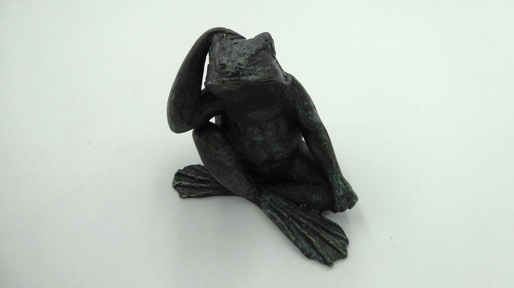 Beau et ancien petit bronze grenouille qui réfléchie