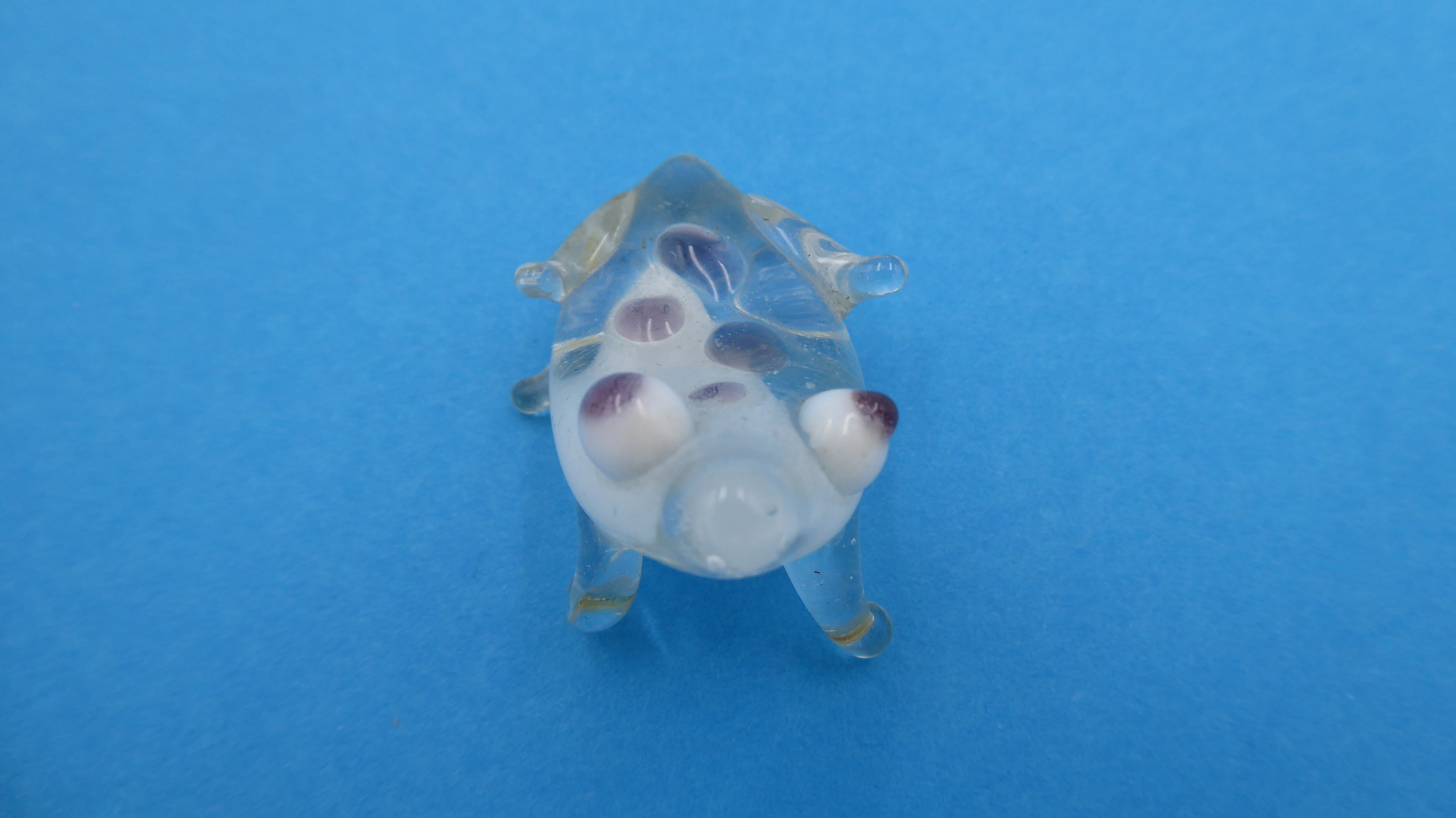 Petite grenouille en verre soufflé intérieur blanc et yeux mauves